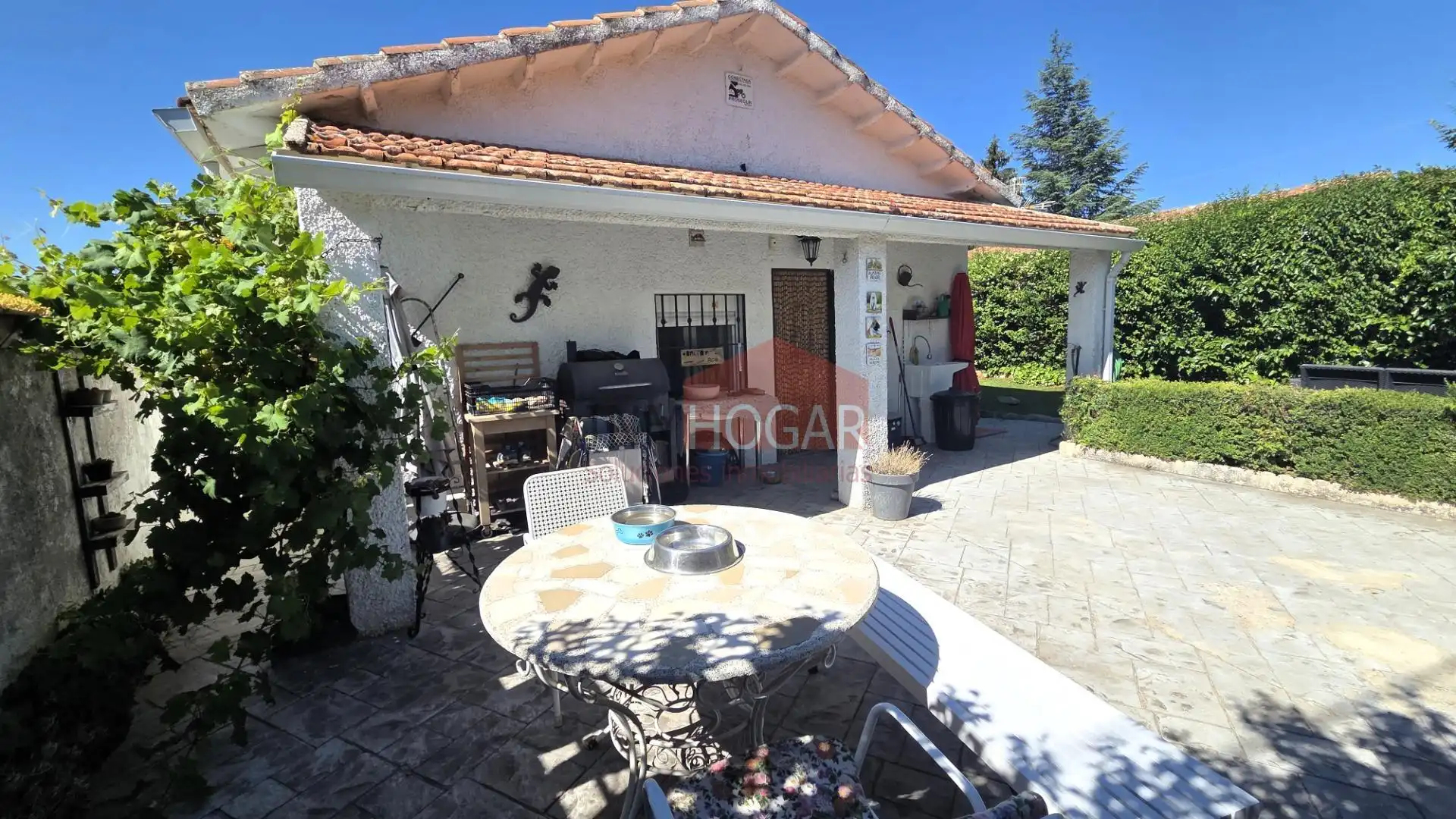 Exterior view of Houses for sale in Herradón de Pinares  with Heating, Private garden and Storage room