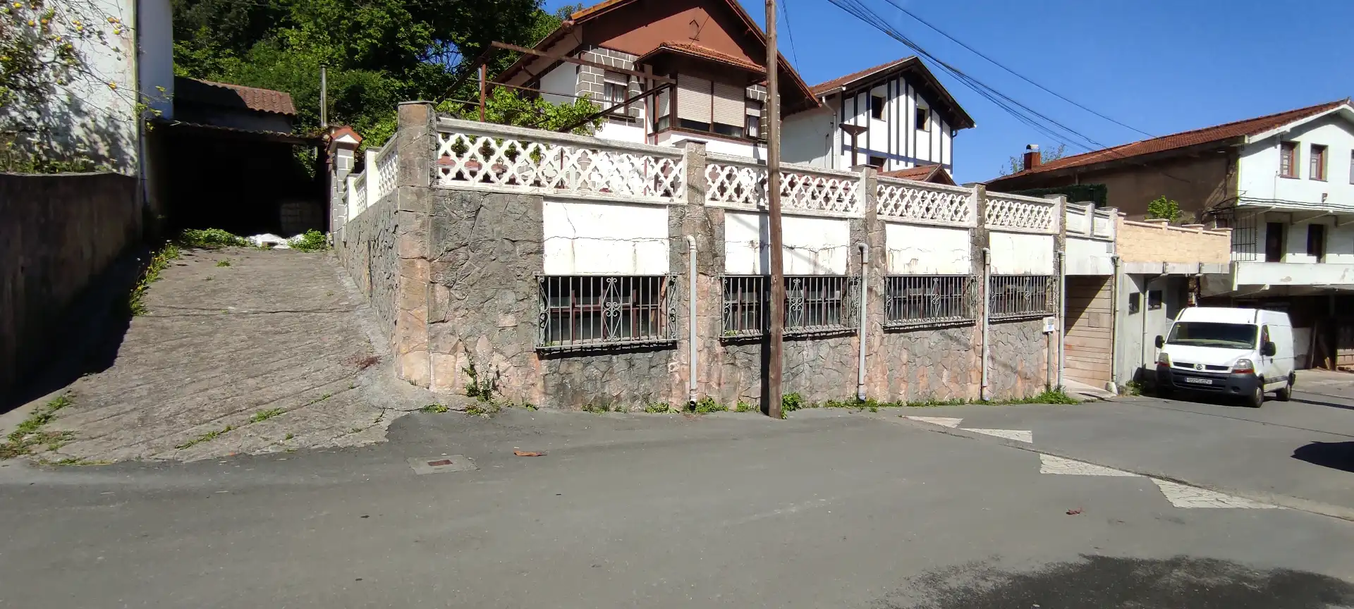Vista exterior de Casa o xalet en venda en Valle de Trápaga-Trapagaran amb Calefacció, Parquet i Terrassa