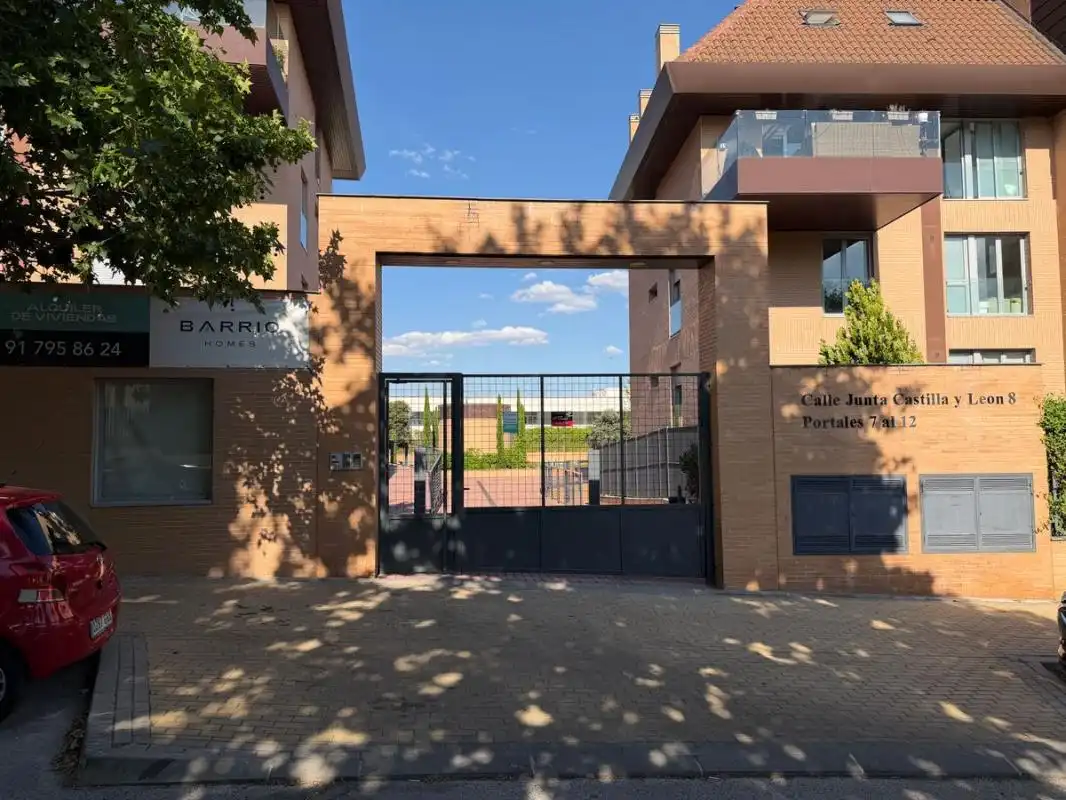Vista exterior de Piso en venta en Boadilla del Monte con Calefacción, Terraza y Trastero