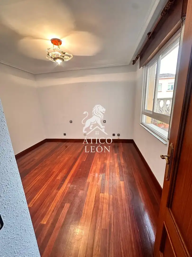 Habitación de Casa o chalet en venta en León Capital  con Calefacción, Terraza y Trastero