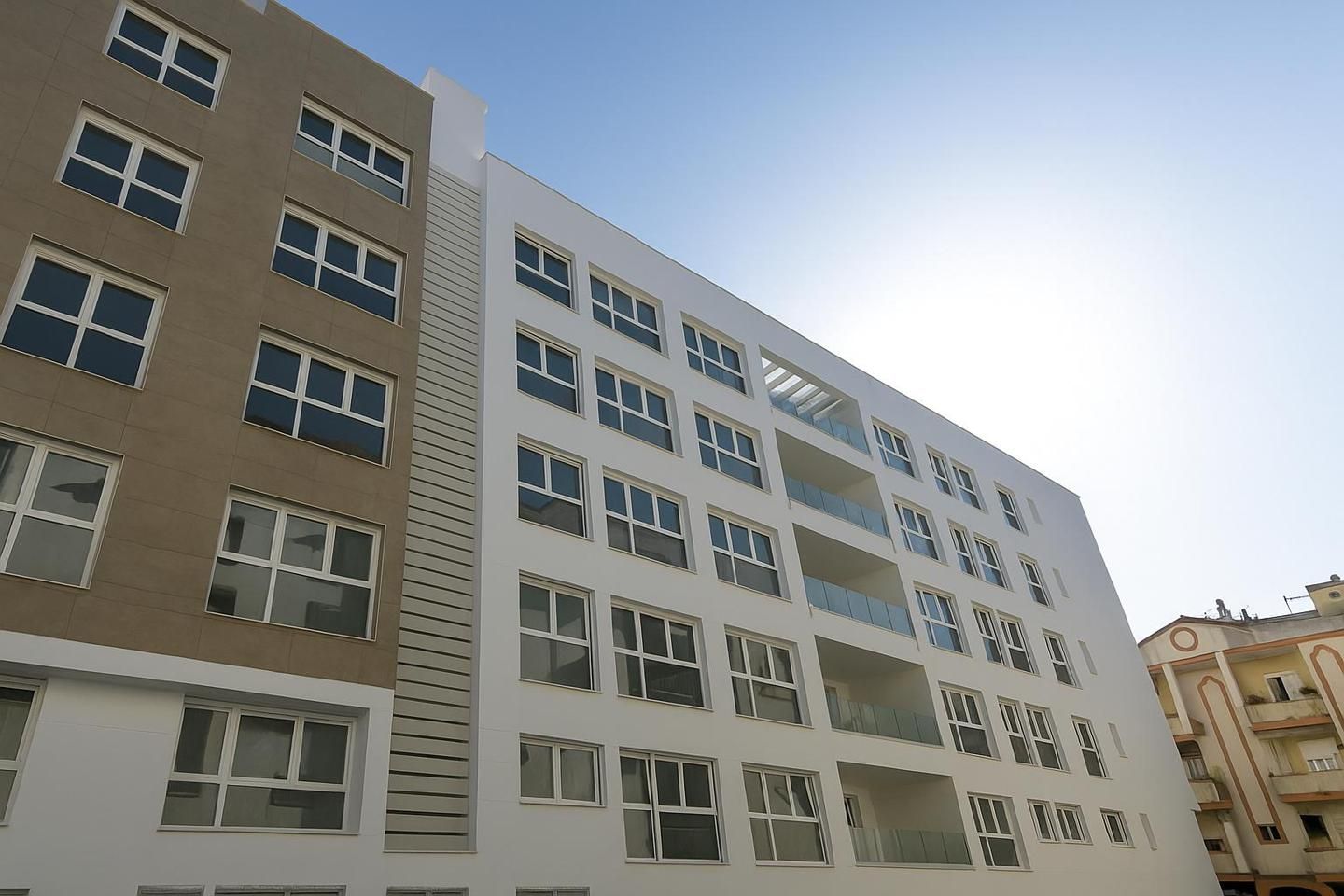 Vista exterior de Pis en venda en Estepona amb Aire condicionat, Terrassa i Piscina