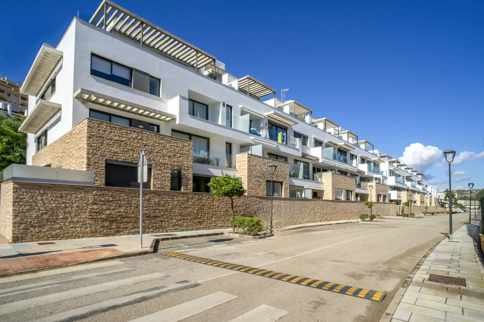 Außenansicht von Wohnungen zum Verkauf in Mijas mit Klimaanlage, Terrasse und Abstellraum