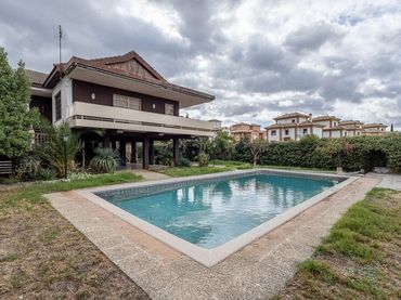 Casa amb balcó en venda a Avenida Huetor Vega 35