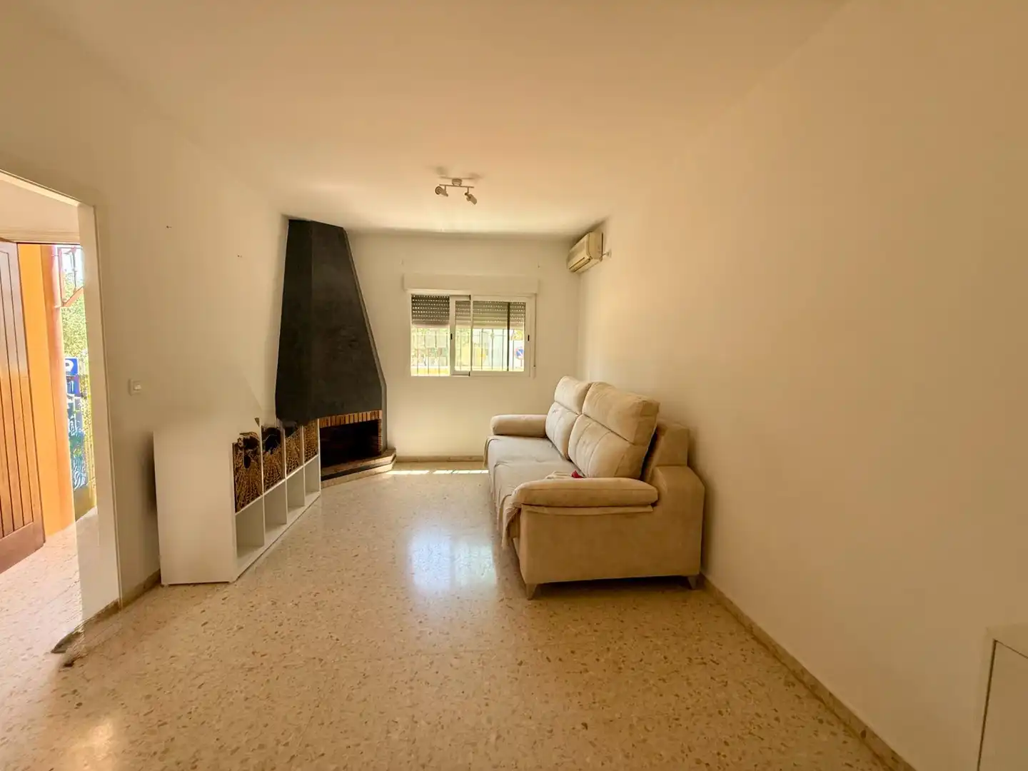 Sala d'estar de Casa adosada en venda en Morón de la Frontera amb Aire condicionat, Terrassa i Traster