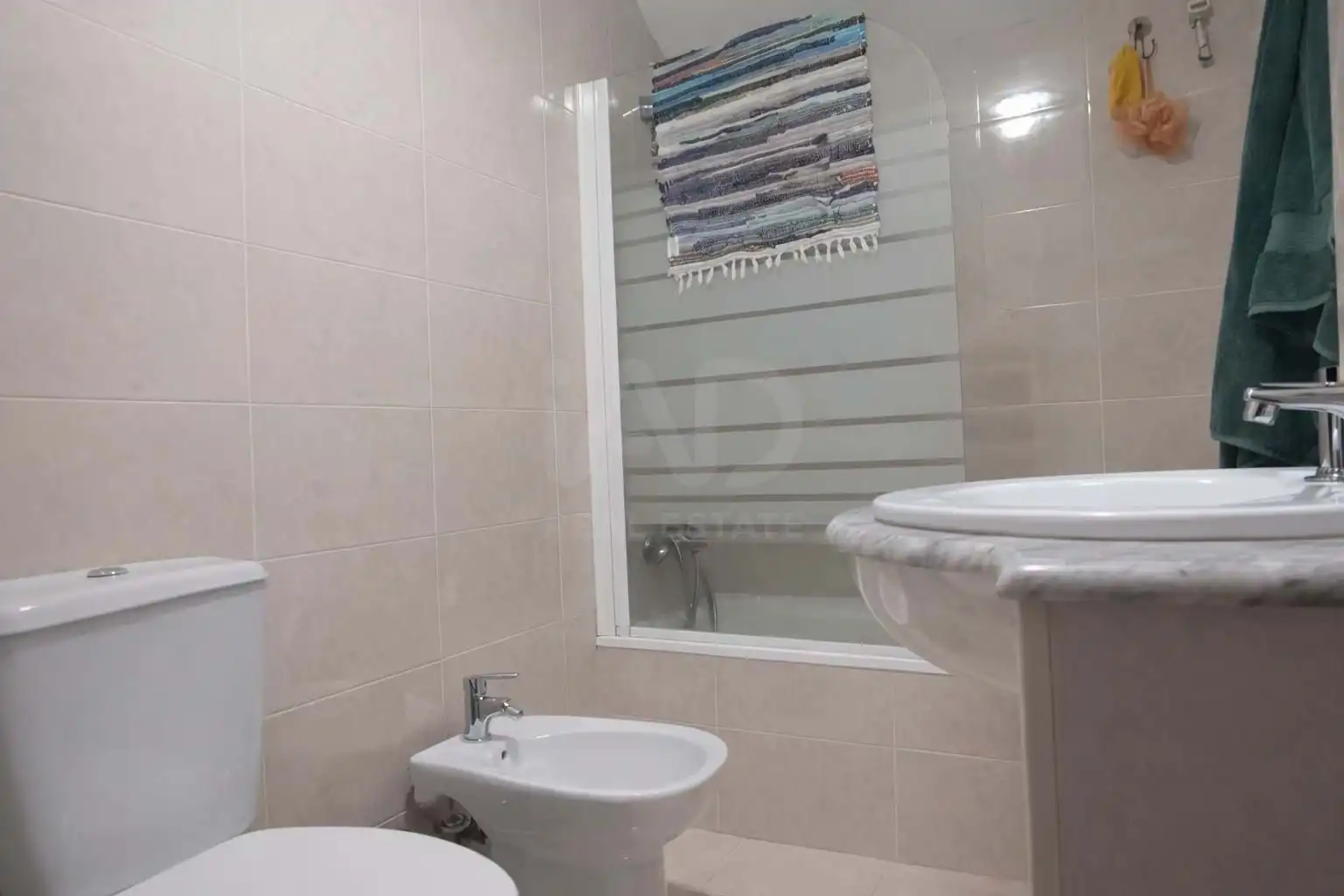 Badezimmer von Dachboden zum Verkauf in Molledo mit Terrasse