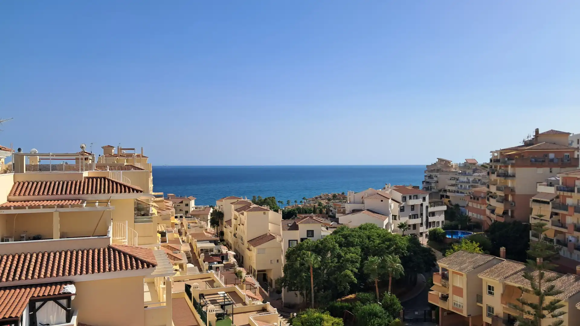 Vista exterior de Dúplex en venda en Benalmádena amb Aire condicionat, Parquet i Terrassa