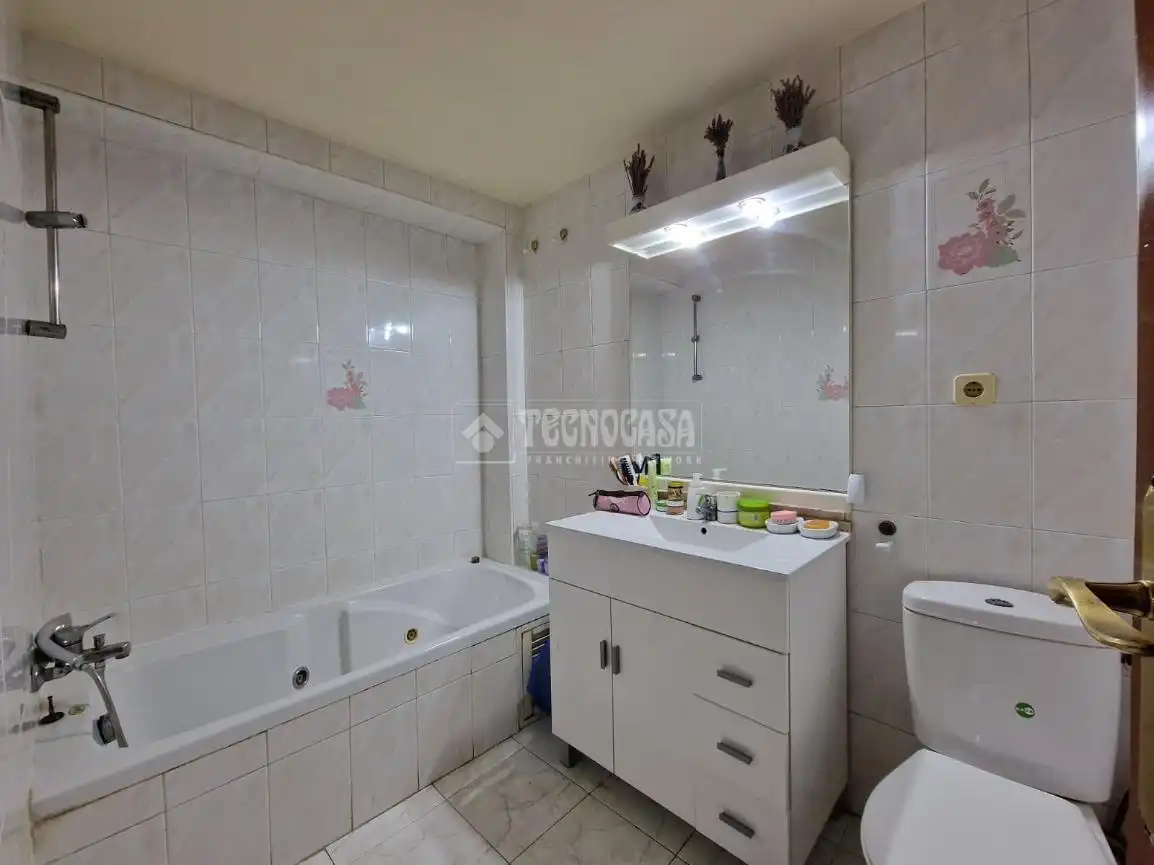 Baño de Piso en venta en Madrid con Calefacción y Balcón