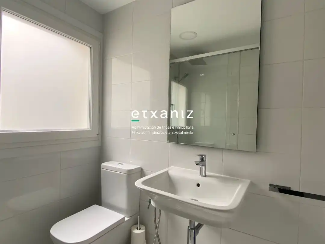 Bathroom of Flat for rent in Donostia - San Sebastián   with Heating, Oven and Washing machine