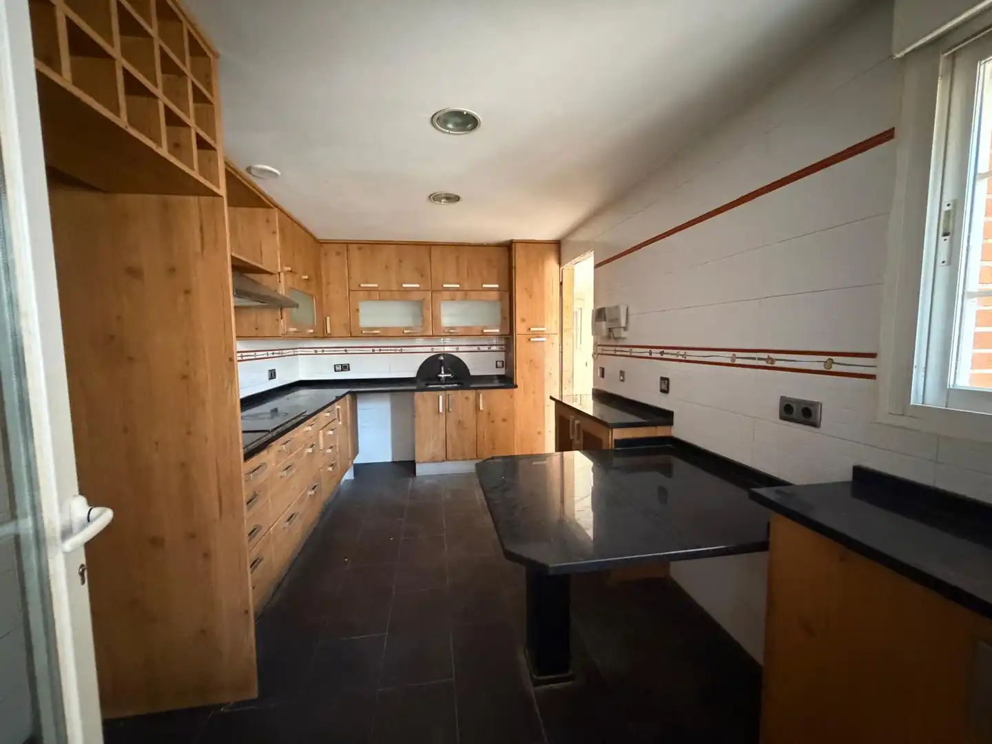 Cuina de Casa o xalet en venda en Parla amb Calefacció, Terrassa i Jacuzzi