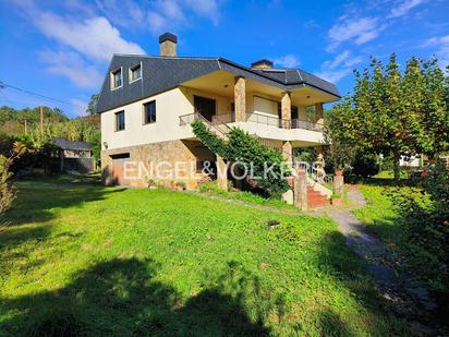 Vista exterior de Casa o xalet en venda en Cangas  amb Jardí privat, Terrassa i Balcó