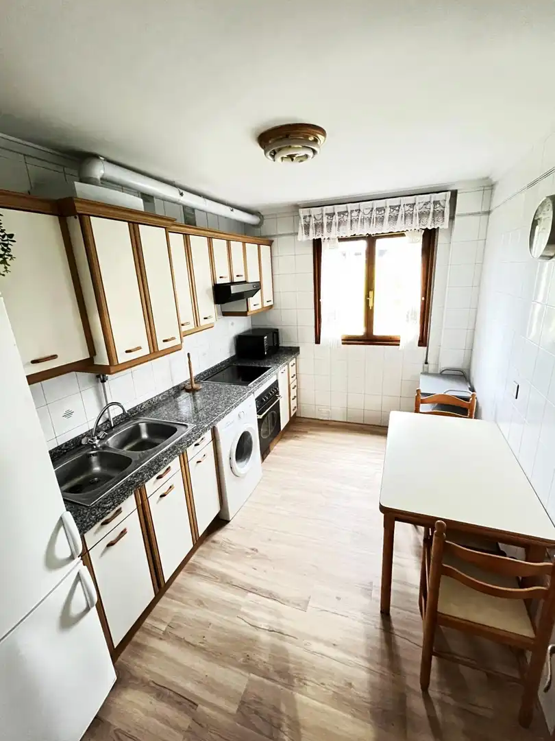 Cocina de Piso de alquiler en Oviedo  con Calefacción