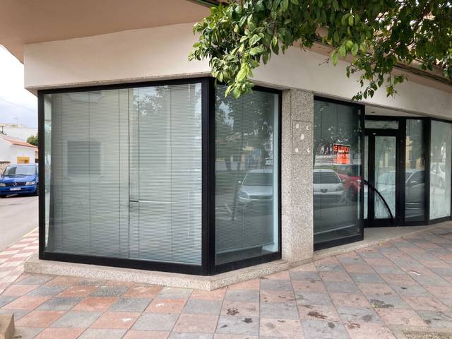 Local comercial en Alquiler en Los Barrios