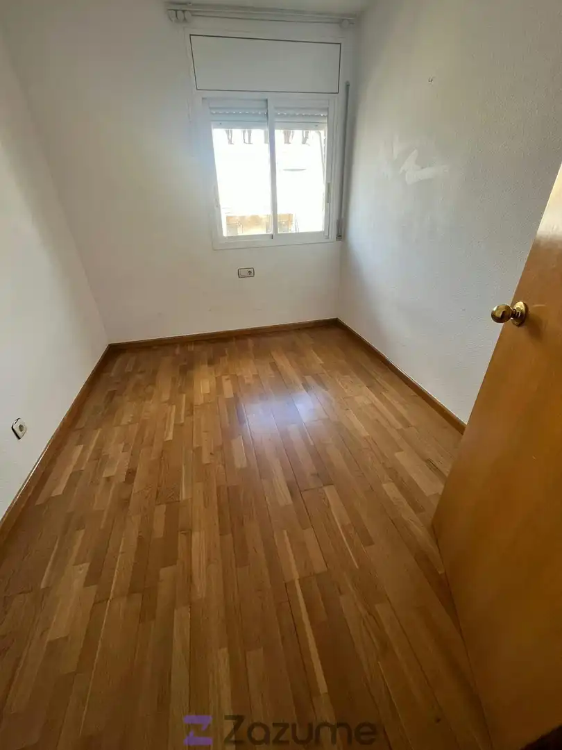 Dormitori de Pis de lloguer en L'Hospitalet de Llobregat amb Aire condicionat, Calefacció i Terrassa