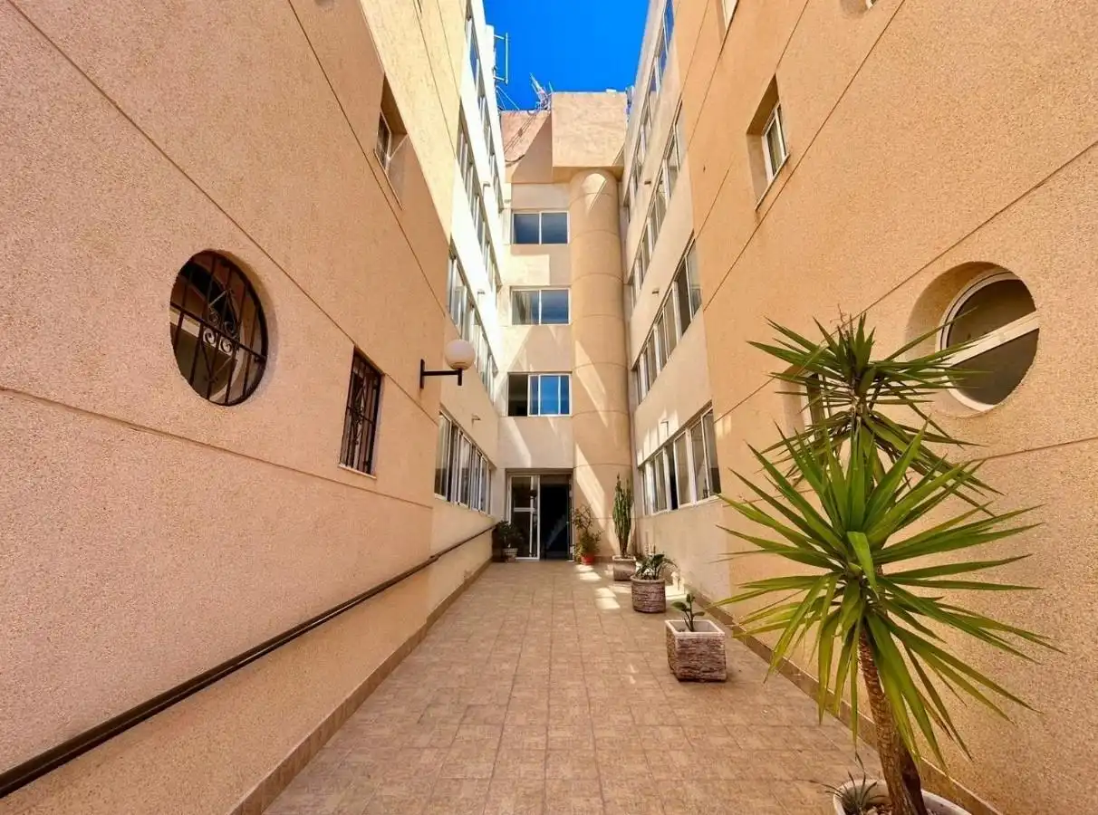 Vista exterior de Apartament en venda en Torrevieja amb Moblat i Piscina comunitària