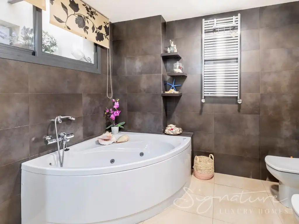 Bathroom of Ground floor for sale in Sant Cugat del Vallès  with Air Conditioner, Private garden and Terrace
