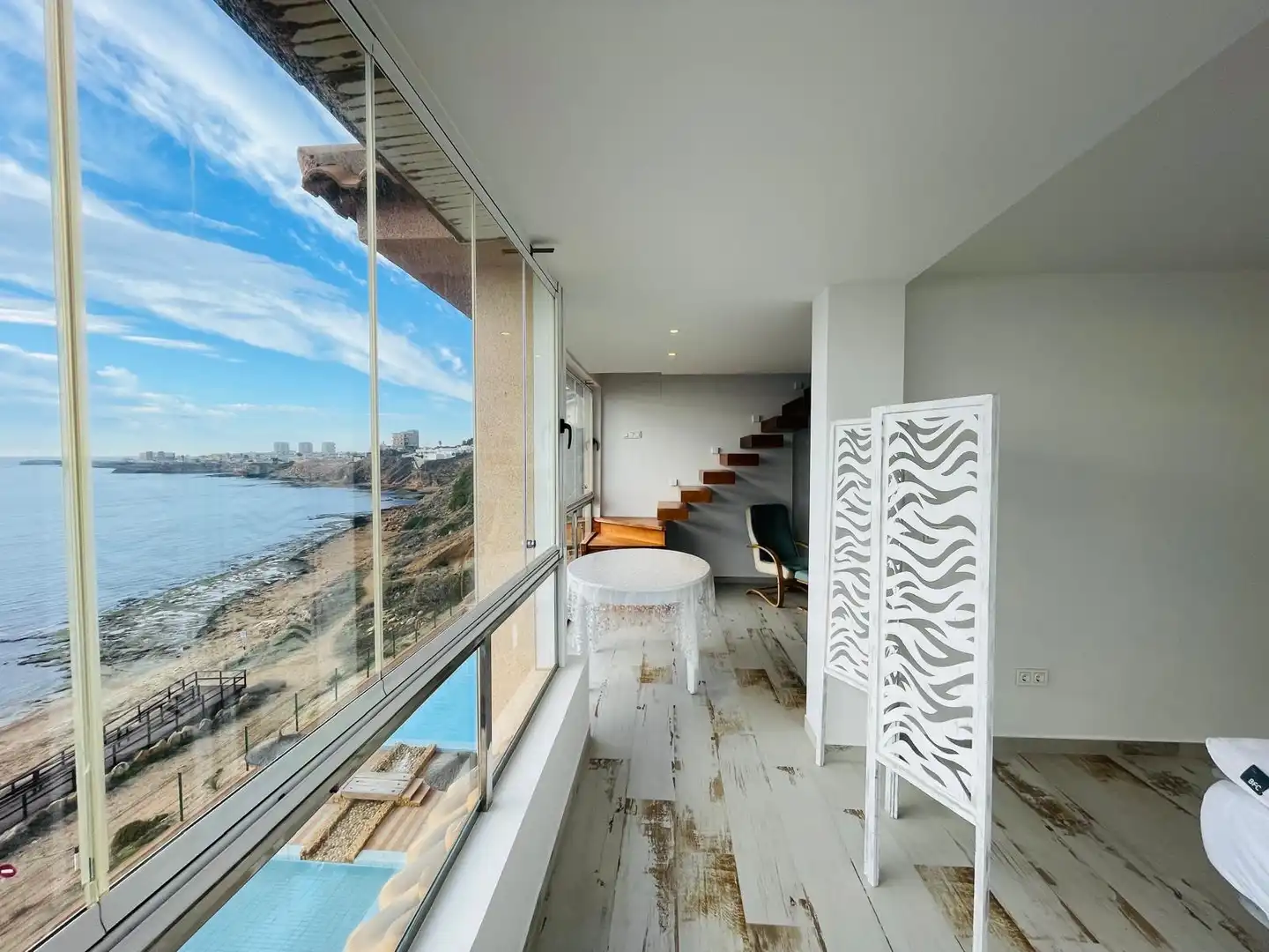 Sala d'estar de Apartament de lloguer en Torrevieja amb Calefacció, Terrassa i Piscina