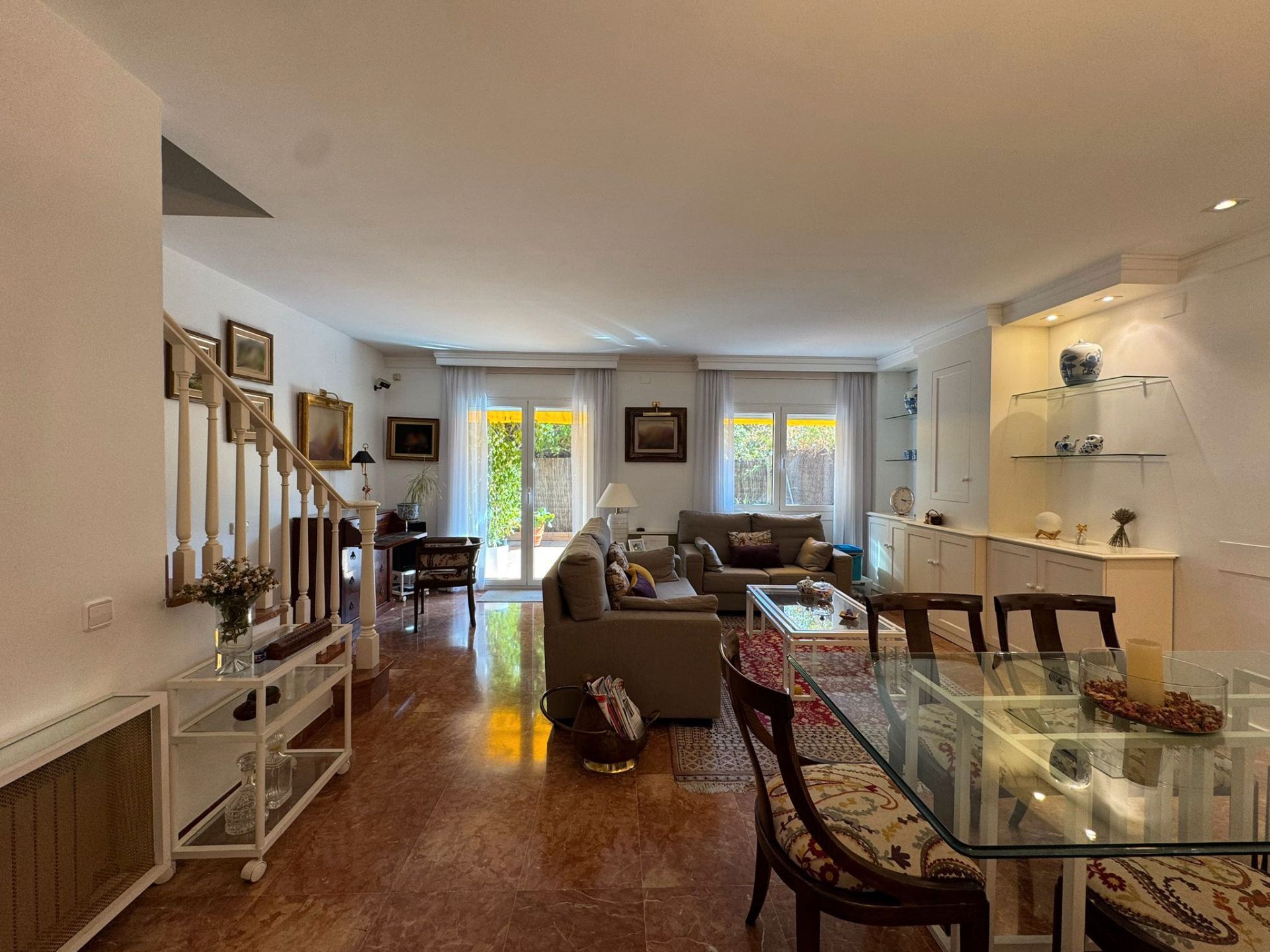 Sala de estar de Casa adosada en venta en Sant Cugat del Vallès con Aire acondicionado, Calefacción y Jardín privado