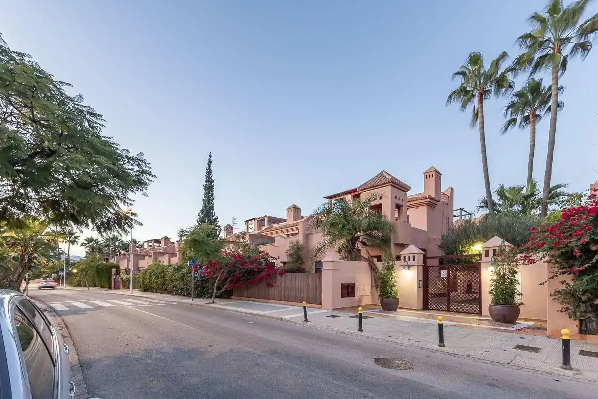 Vista exterior de Casa adosada en venta en Motril con Terraza, Balcón y Piscina comunitaria