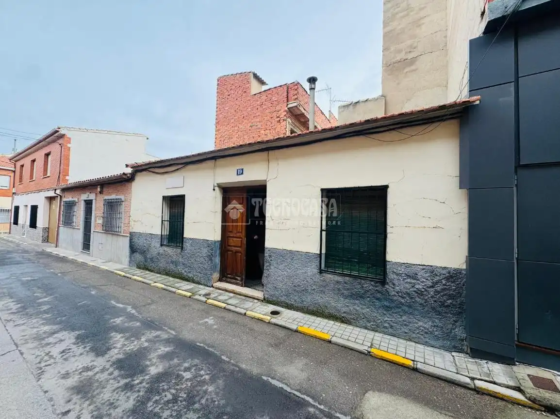 Vista exterior de Casa adosada en venta en Consuegra con Calefacción y Terraza