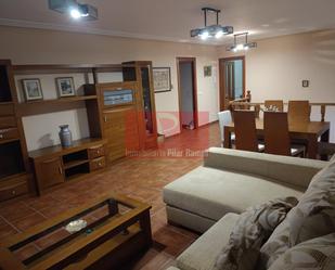 Sala de estar de Casa o chalet en venta en Santovenia de la Valdoncina con Calefacción, Jardín privado y Terraza