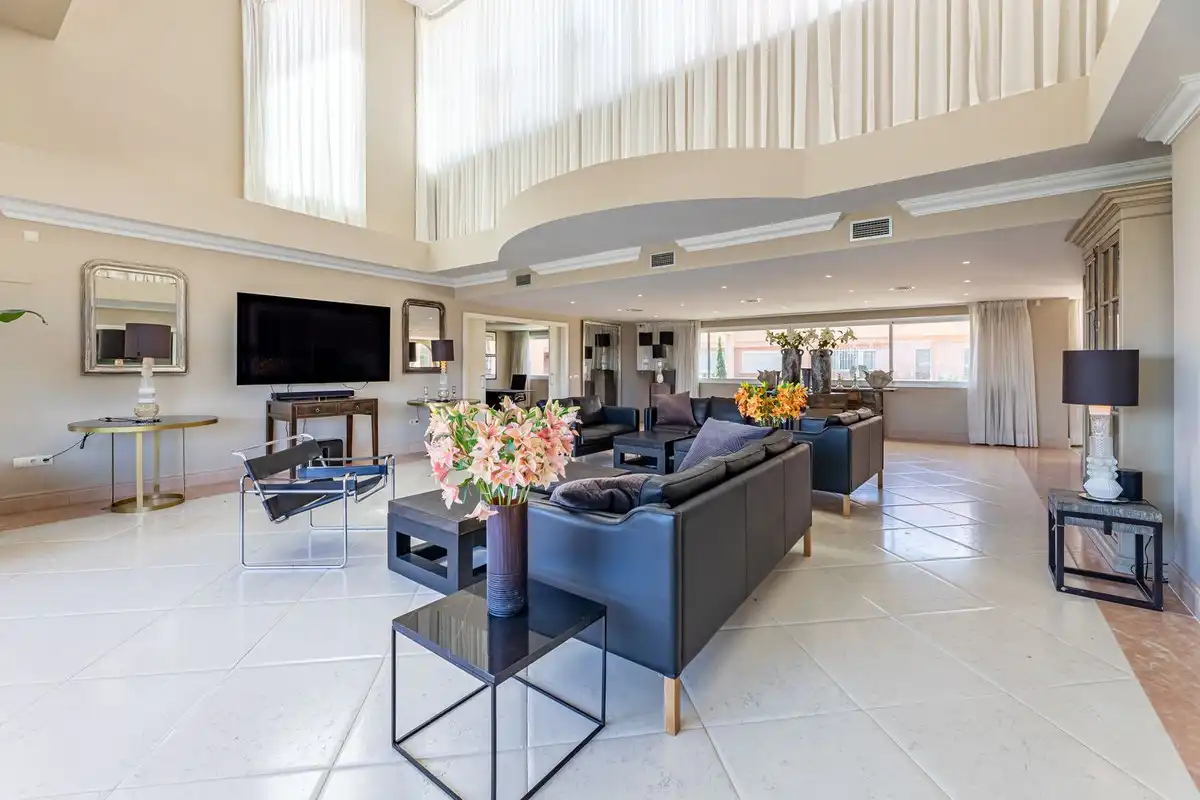 Sala de estar de Ático en venta en Marbella con Aire acondicionado, Terraza y TV
