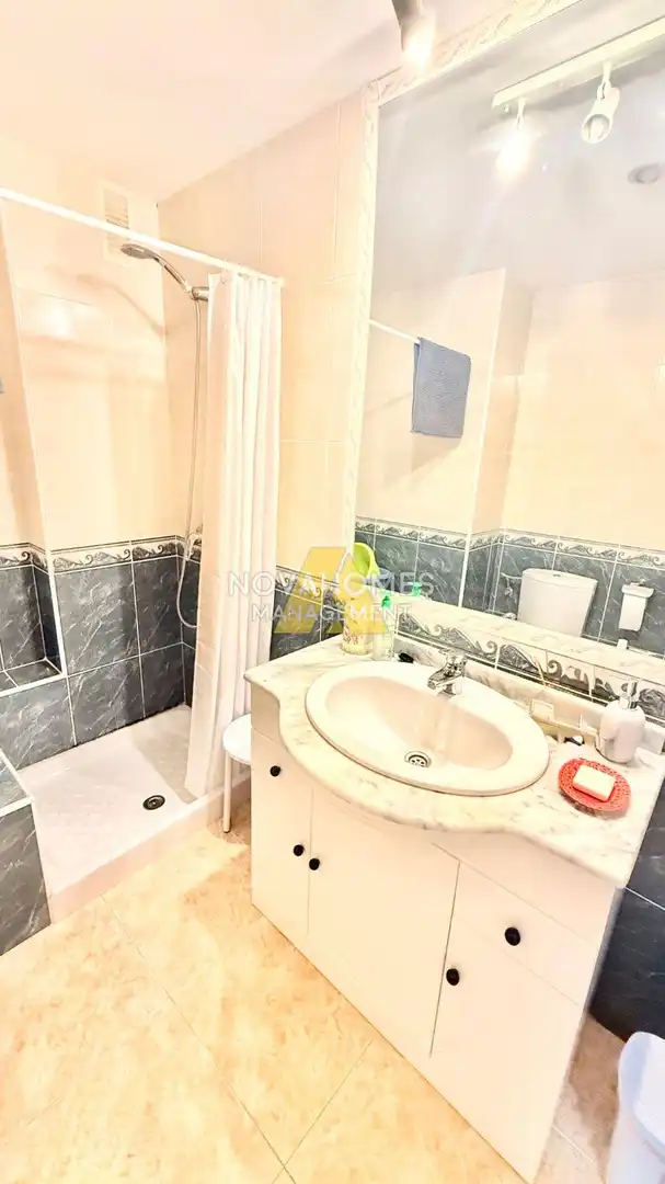 Badezimmer von Wohnungen zum Verkauf in La Manga del Mar Menor mit Klimaanlage, Heizung und Terrasse
