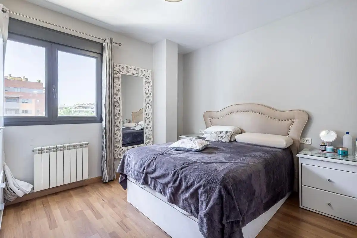 Bedroom of Flat for sale in Granada  with Air Conditioner, Heating and Jacuzzi