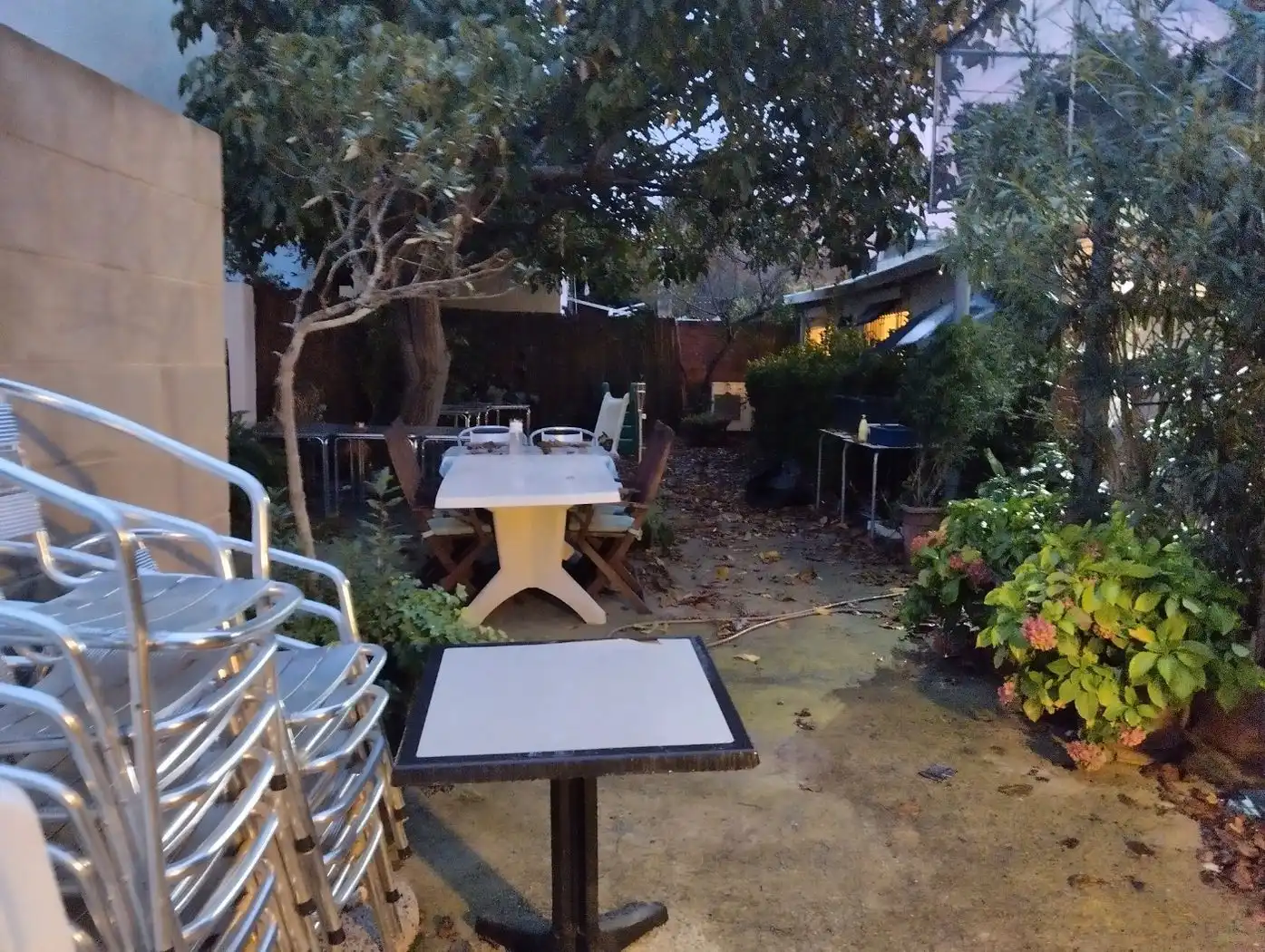 Jardí de Local en venda en Girona amb Aire condicionat, Calefacció i Moblat