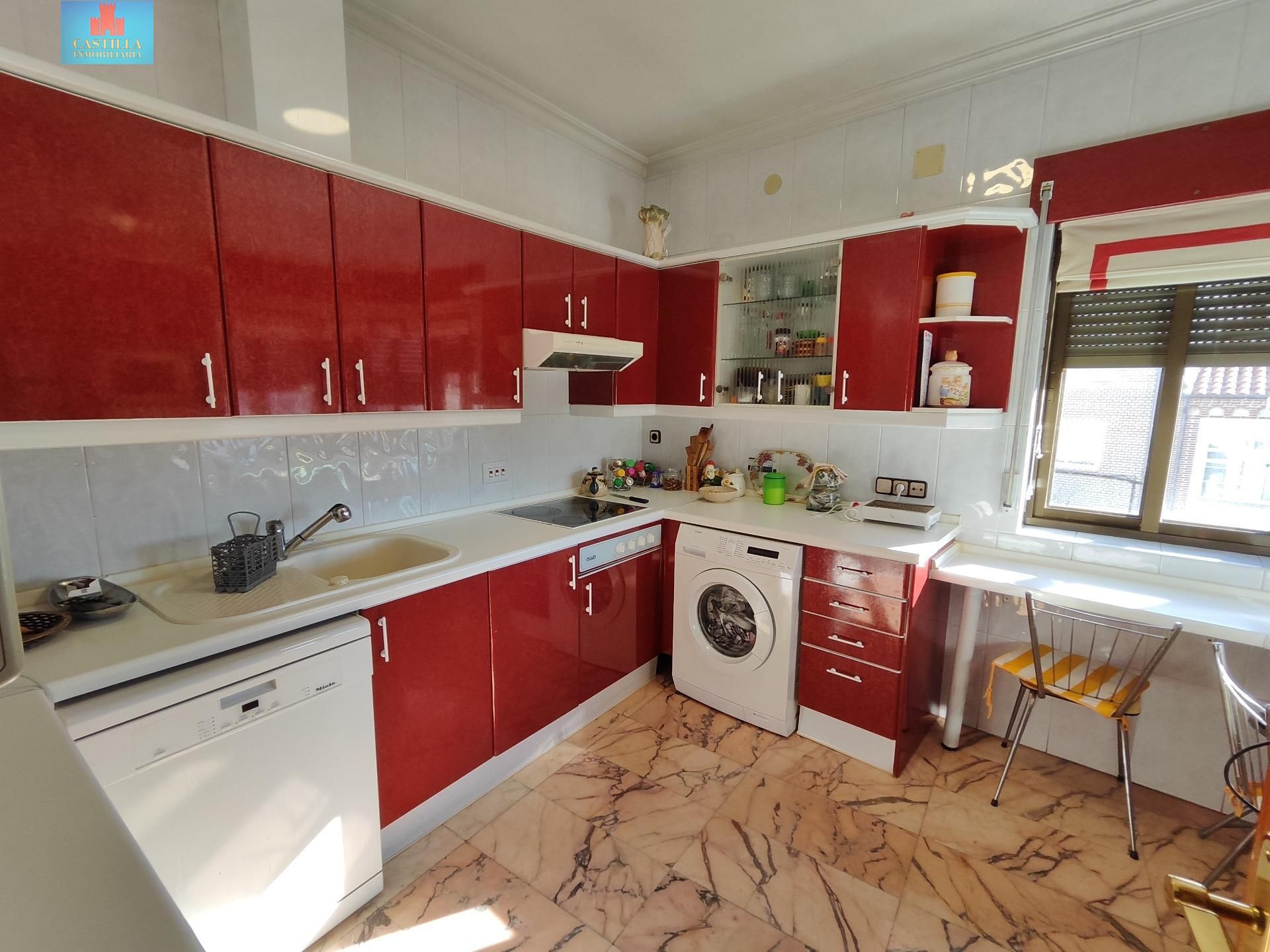 Cuina de Casa o xalet en venda en Ávila Capital amb Calefacció, Terrassa i Traster