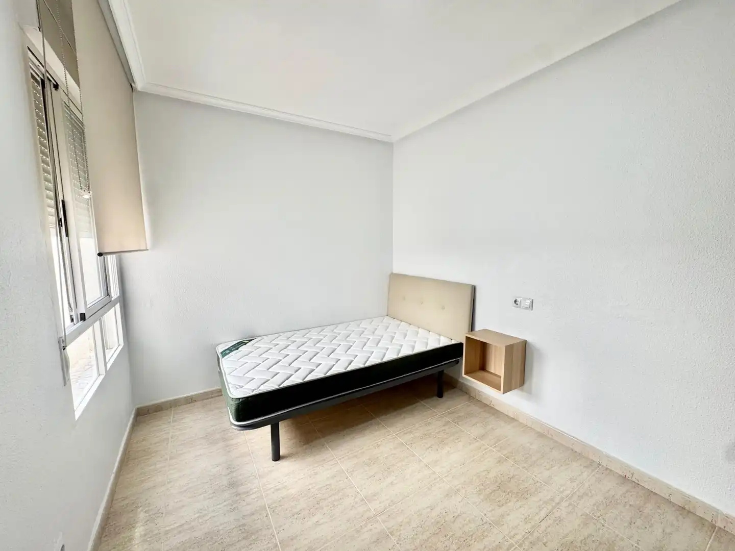 Dormitori de Apartament de lloguer en Guardamar del Segura amb Aire condicionat, Moblat i Rentadora