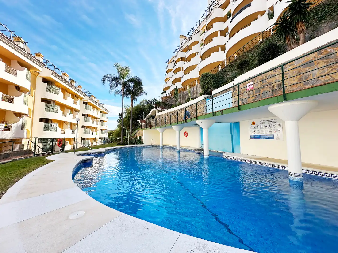 Dúplex amb piscina en venda a Urbanizacion a Nueva Andalucia 11