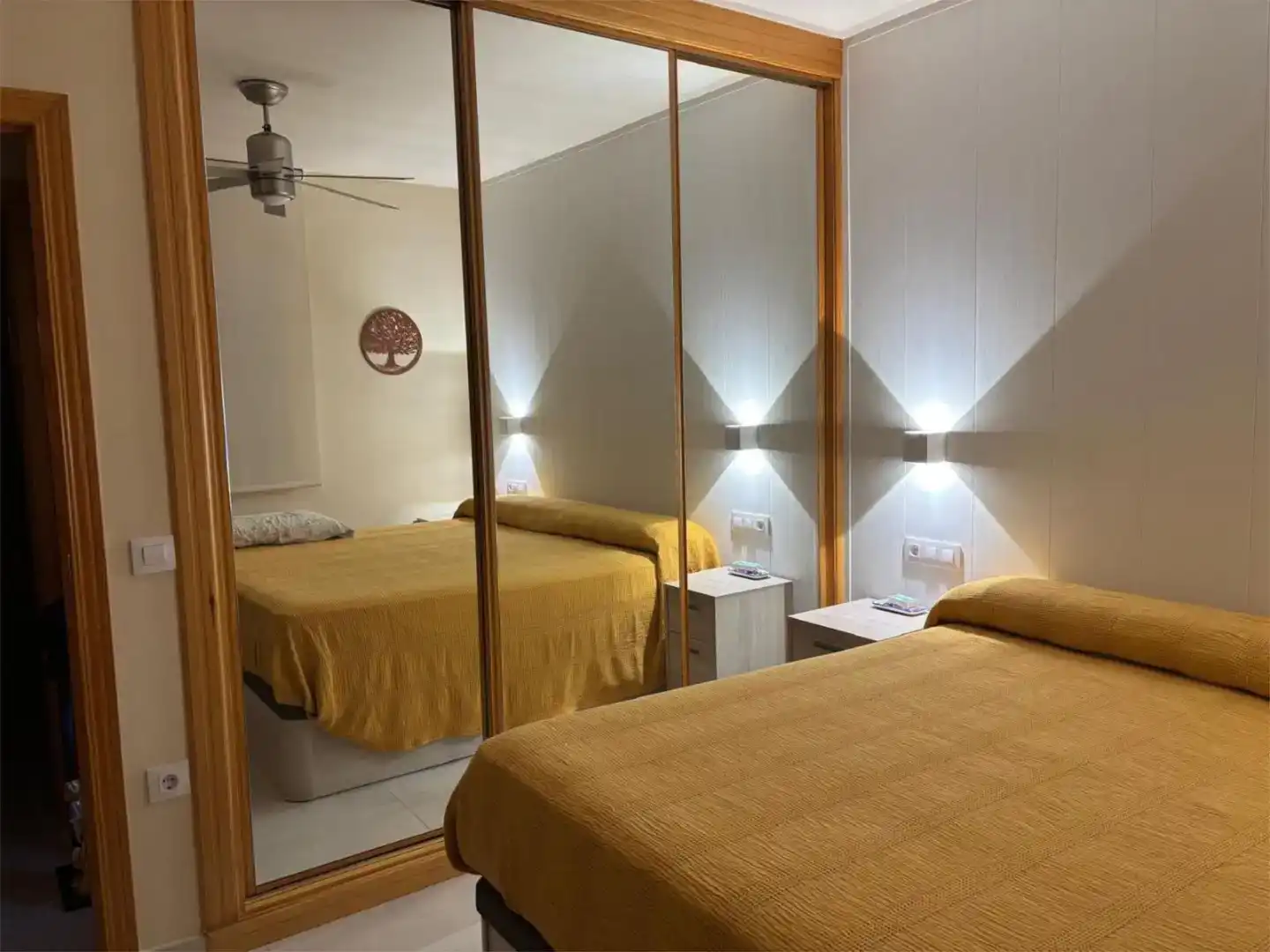 Schlafzimmer von Erdgeschoss zum Verkauf in Plasencia mit Klimaanlage und Schwimmbad