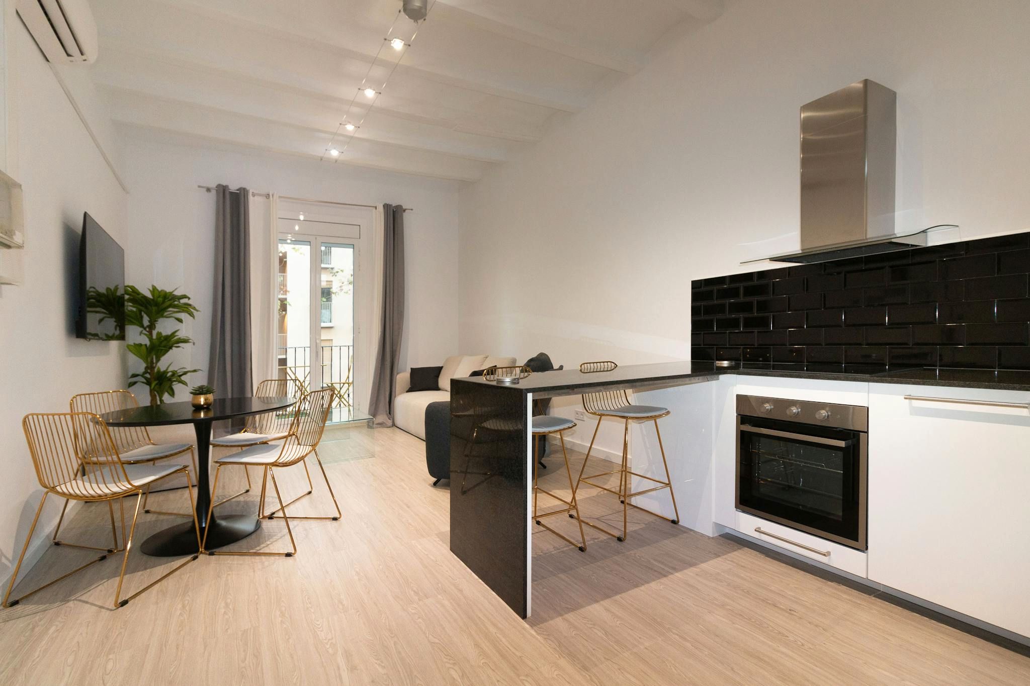 Kitchen of Flat to rent in  Barcelona Capital  with Air Conditioner, Heating and Private garden