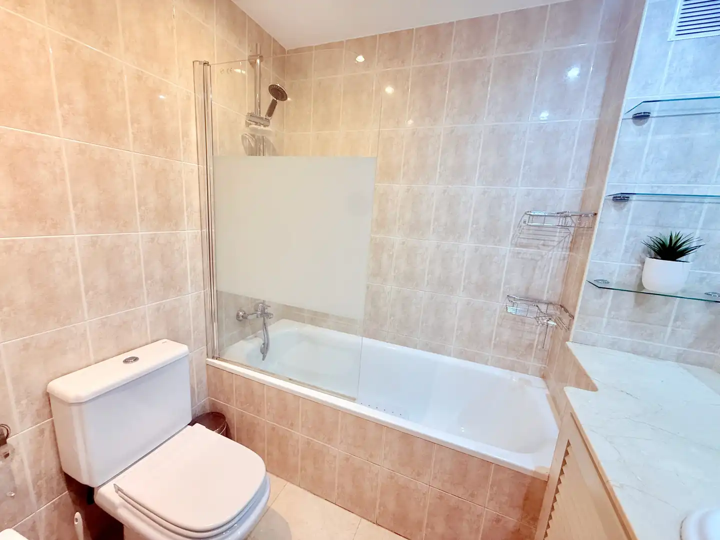 Baño de Apartamento de alquiler en Marbella con Terraza, Piscina y Piscina comunitaria