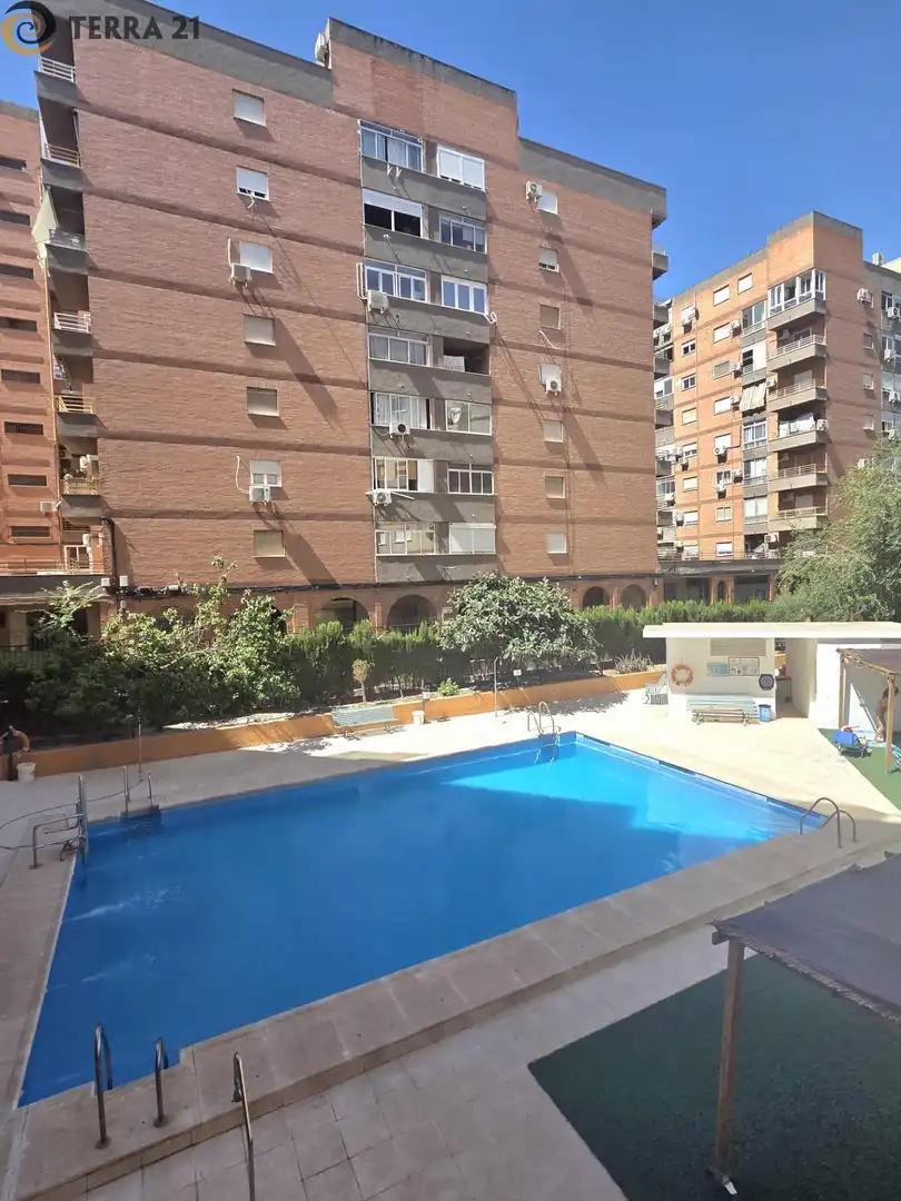 Piscina de Pis de lloguer en Jaén amb Calefacció, Terrassa i Moblat