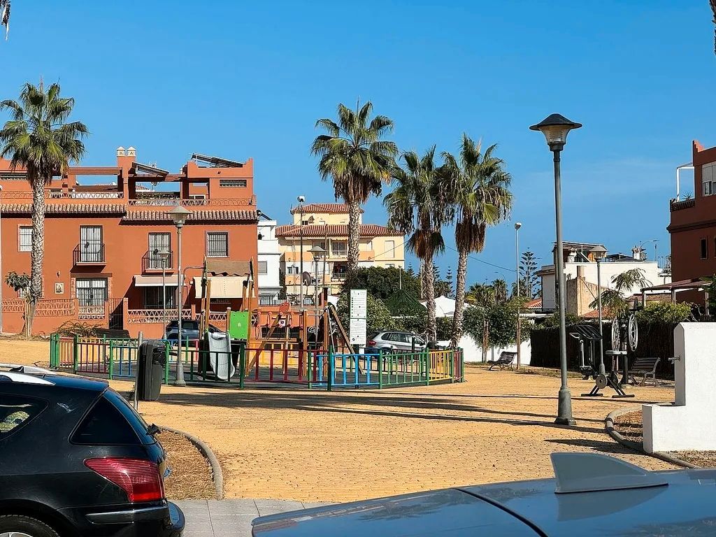 Vista exterior de Casa adosada en venda en Vélez-Málaga amb Terrassa, Moblat i Piscina comunitària