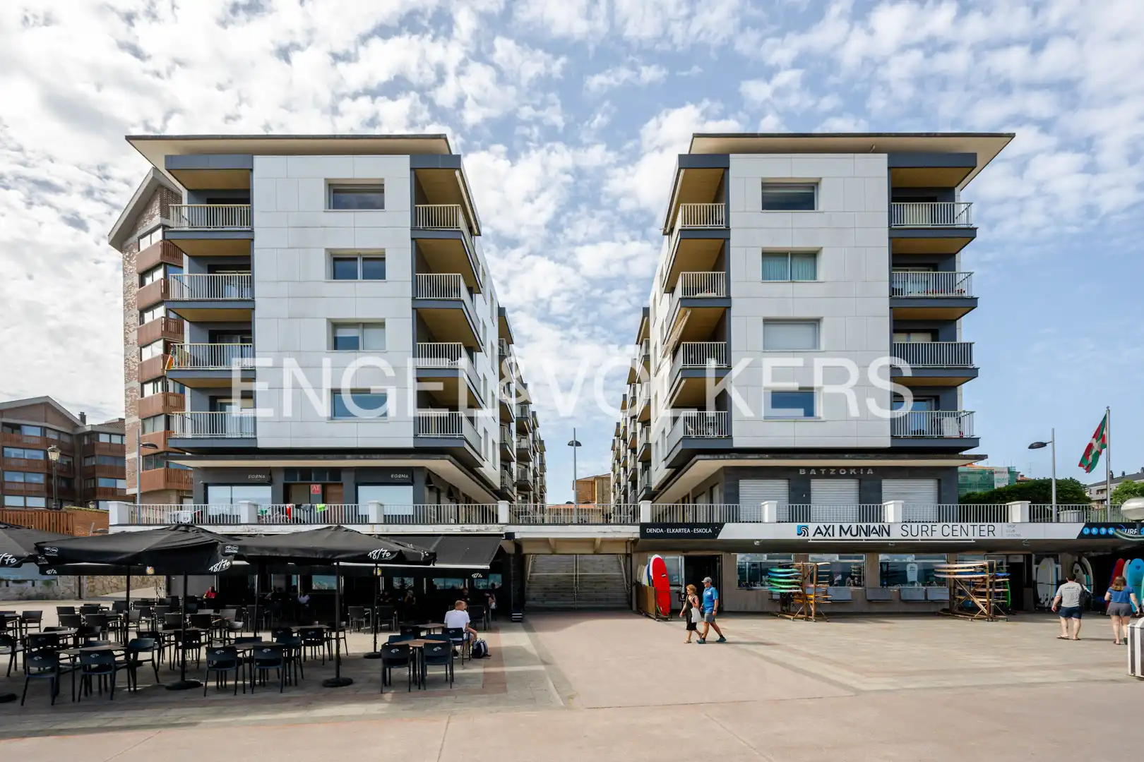 Vista exterior de Pis en venda en Zarautz amb Calefacció, Parquet i Terrassa