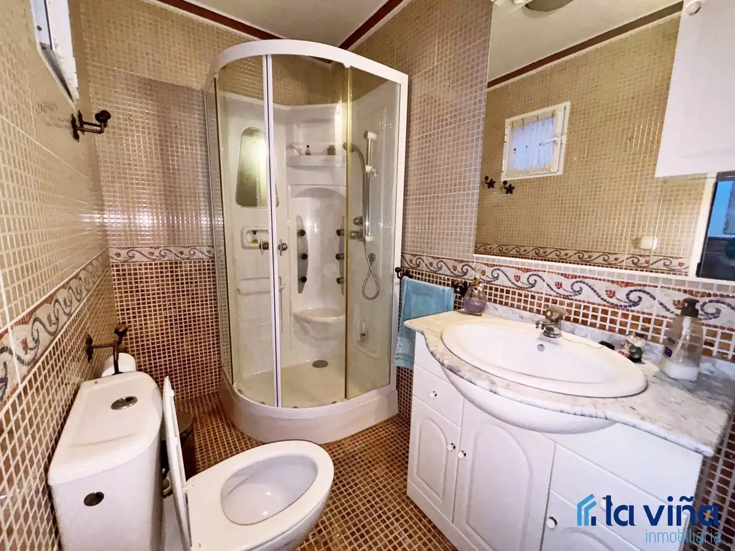 Baño de Casa adosada en venta en Encinas Reales con Aire acondicionado, Terraza y Trastero
