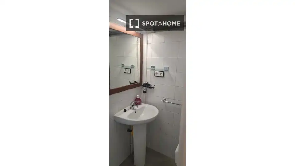Badezimmer von Wohnung zur Miete in Rubí mit Klimaanlage, Heizung und Möbliert