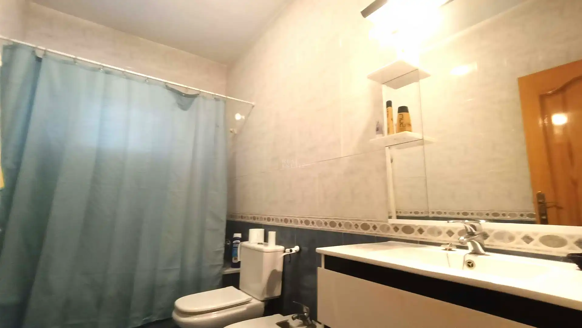 Badezimmer von Wohnung zum Verkauf in Elche / Elx mit Klimaanlage, Abstellraum und Schwimmbad