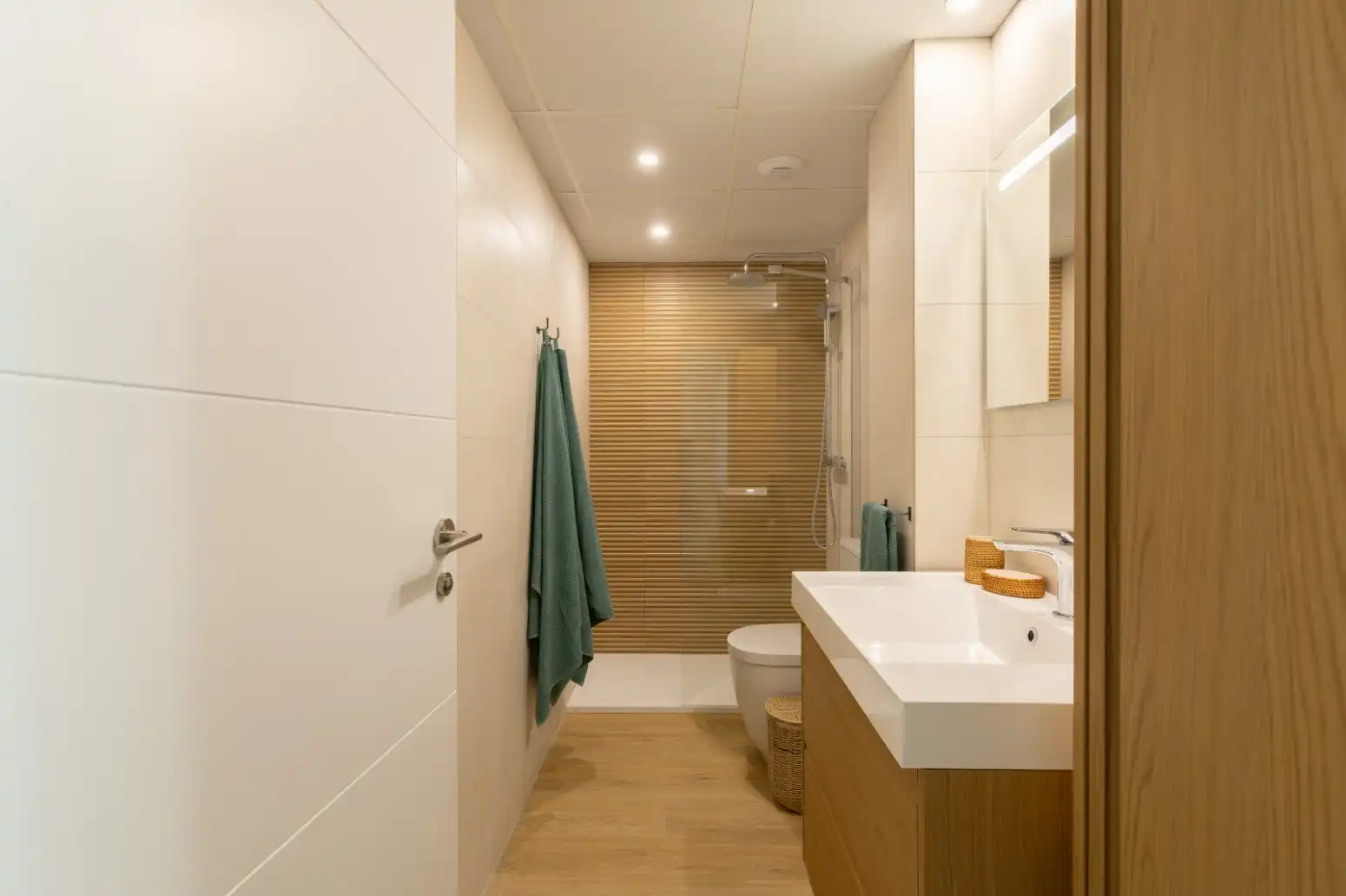 Bathroom of Flat for rent in Valencia  with Air Conditioner, Swimming Pool and Furnished