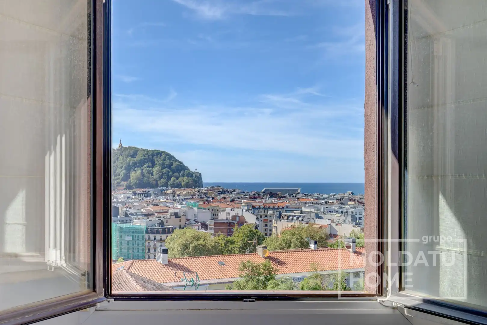 Vista exterior de Pis en venda en Donostia - San Sebastián  amb Calefacció i Jardí privat