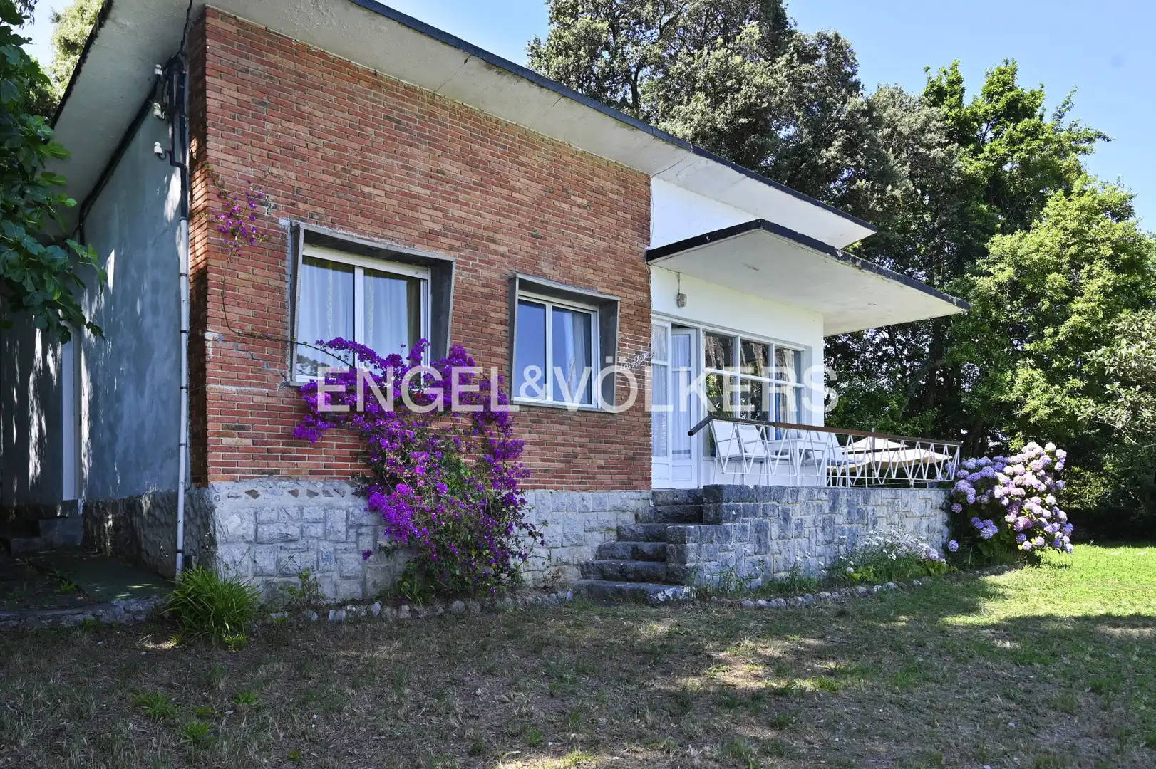 Vista exterior de Casa o xalet en venda en Arnuero amb Calefacció i Jardí privat