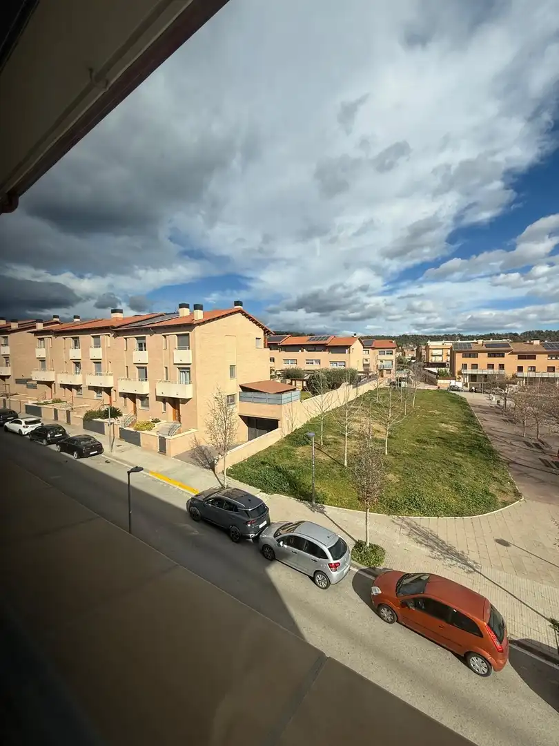 Vista exterior de Casa adosada en venda en Castellar del Vallès amb Jardí privat, Terrassa i Balcó