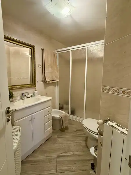 Bathroom of Flat for sale in Madrid  with Heating, Terrace and Storage room