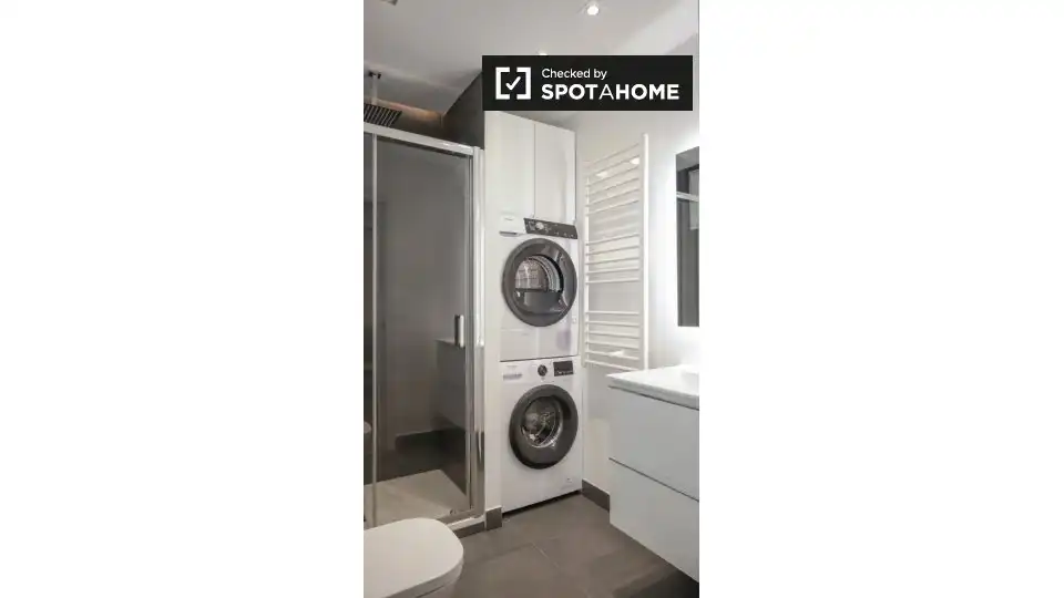 Bathroom of Flat for rent in Madrid  with Air Conditioner, Heating and Furnished