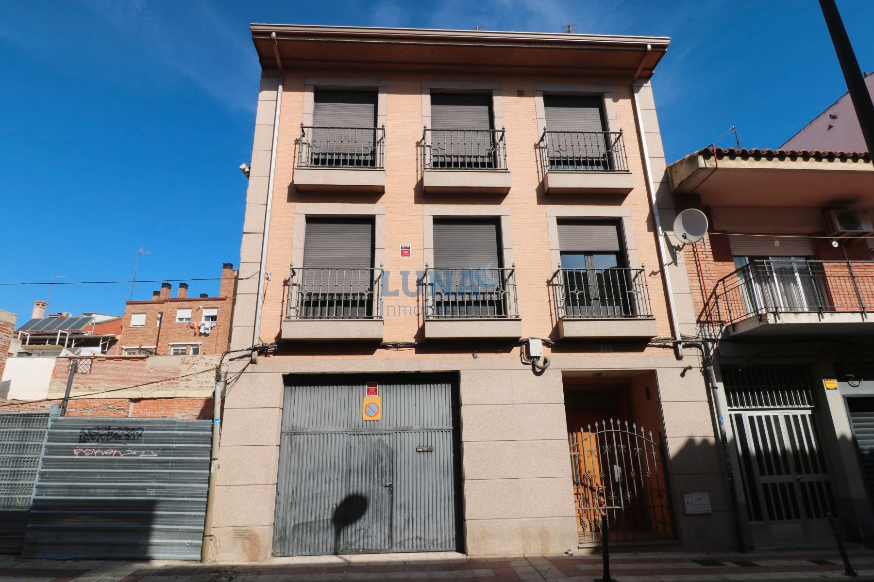 Vista exterior de Edifici en venda en Getafe amb Alarma i Piscina comunitària