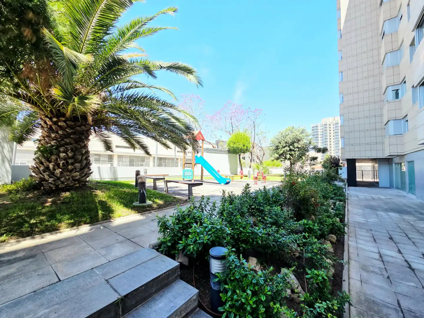 Vista exterior de Pis en venda en Barcelona amb Aire condicionat, Calefacció i Jardí privat