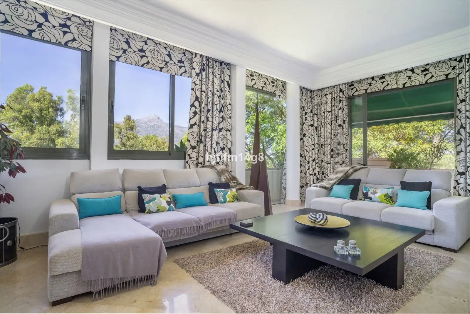 Sala de estar de Ático en venta en Marbella con Aire acondicionado, Trastero y Amueblado