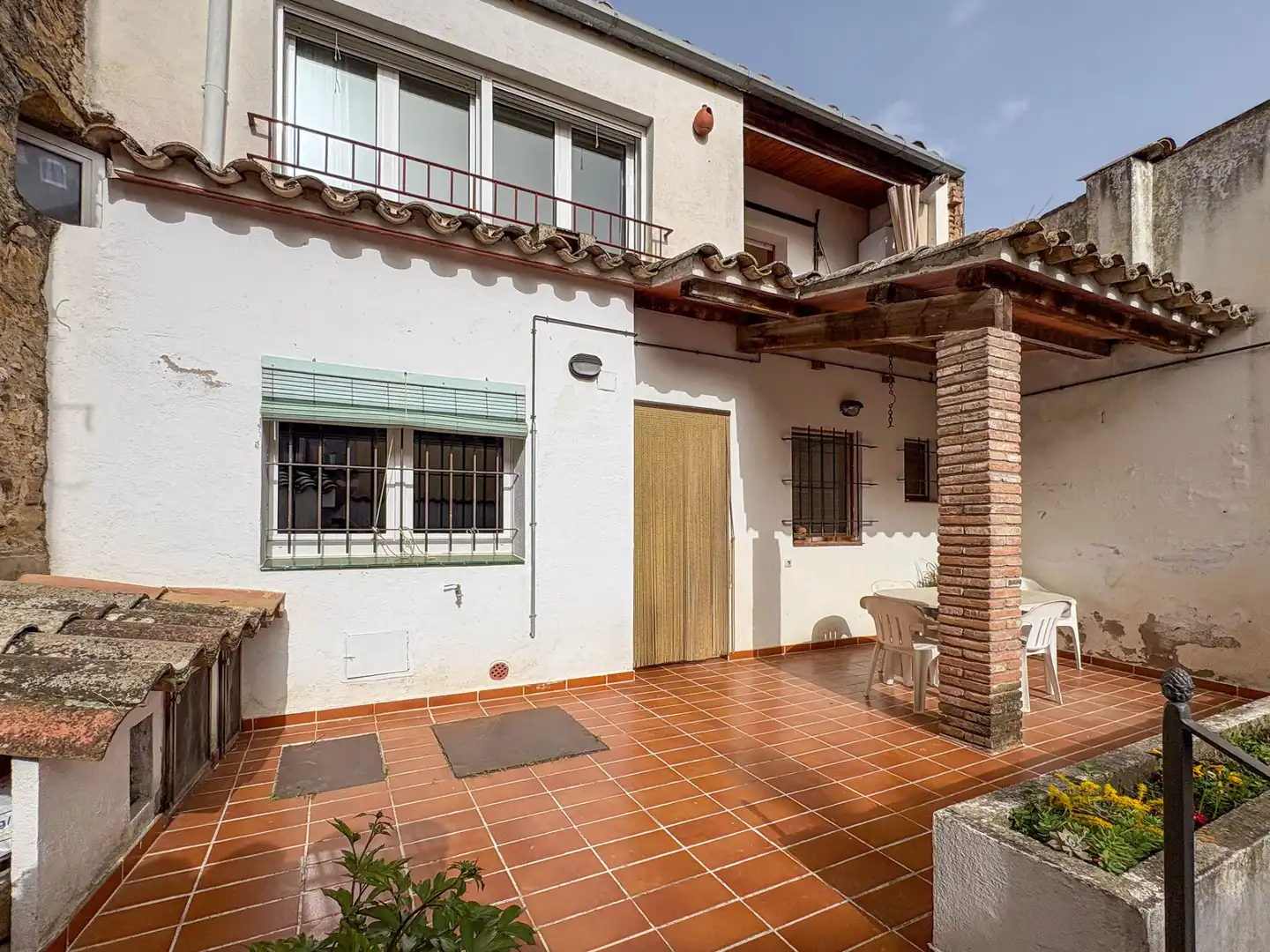 Vista exterior de Casa adosada en venda en Quart amb Calefacció, Terrassa i Balcó